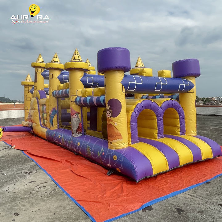 स्लाइड के साथ वाणिज्यिक inflatable बाधा कोर्स जलरोधक पीला बैंगनी रंग