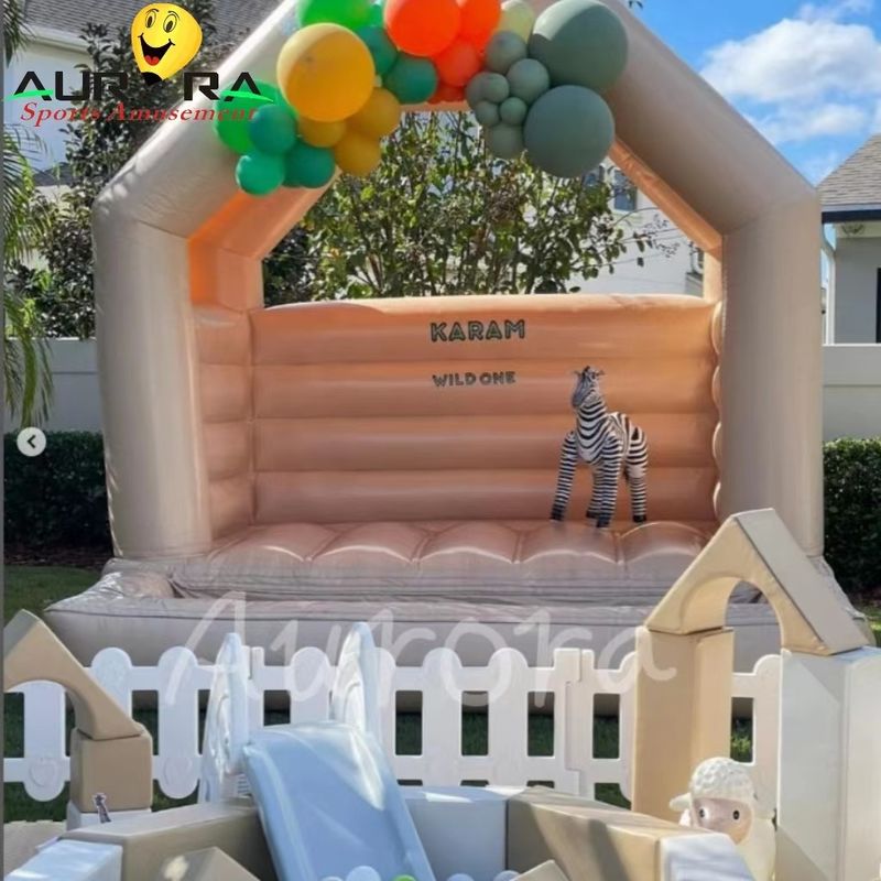 ब्राउन एंड व्हाइट पीवीसी पु inflatable सॉफ्ट प्ले उपकरण खेल का मैदान अनुकूलित रंग